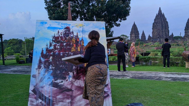 Astuti Kusumo sedang melukis di kompleks Candi Prambanan. Foto: Tugu Jogja