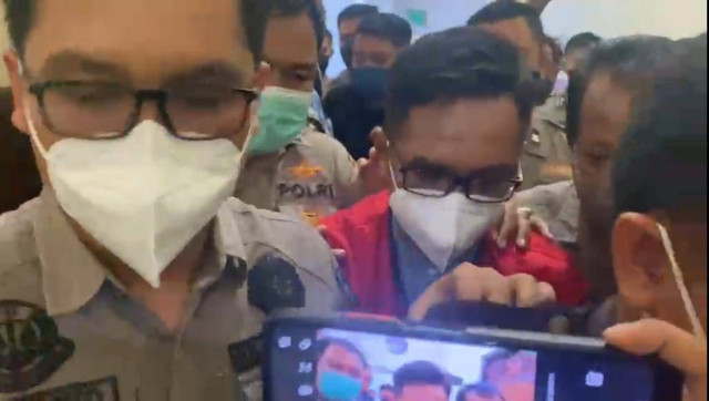Terdakwa Mas Bechi kembali hadir secara offline pada sidang lanjutan agenda pemeriksaan korban di Pengadilan Negeri (PN) Surabaya, Kamis (18/8/2022). Foto: Dok. Istimewa