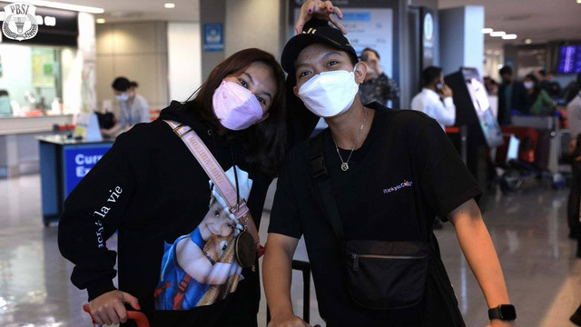 Ribka Sugiarto dan Sita Fadia, pemain bulu tangkis Indonesia, sampai di Jepang pada Kamis (18/8) untuk bermain di Kejuaraan Dunia BWF 2022. Foto: PBSI