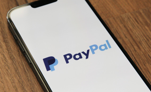 Logo paypal, salah satu situs yang di blokir KOMINFO. sumber: unsplash.com