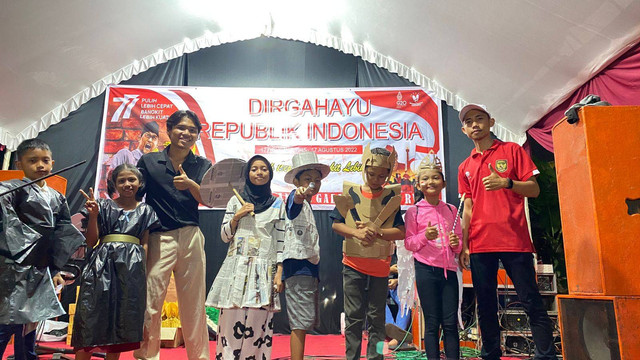 Kemeriahan fashion show dari limbah daur ulang pertama di Kelurahan Kalisegoro, Selasa,(16/08/2022). Foto: Muhammad Faizal Fuad