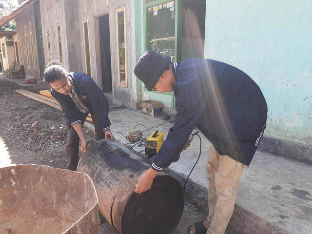 Foto: Pembuatan alat pembakaran biochar (Dokumen pribadi)