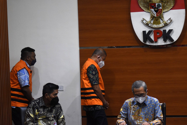 Wakil Ketua KPK Alexander Marwata (kanan) dan Deputi Bidang Penindakan dan Eksekusi Karyoto (kedua kiri) bersiap menyampaikan keterangan pers terkait penahanan empat tersangka baru kasus korupsi pemeriksaan laporan keuangan pada Dinas PUTR Sulsel. Foto: Indrianto Eko Suwarso/Antara Foto