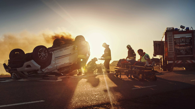 Ilustrasi evakuasi kecelakaan mobil. Foto: Gorodenkoff/Shutterstock