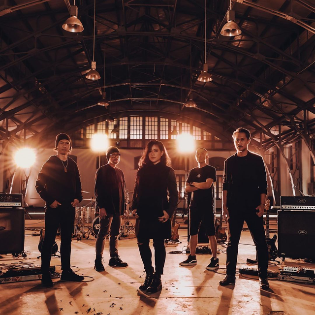 Formasi grup band Cokelat dengan Kikan Namara sebagai vokalis. Foto: Instagram/@kikankikan