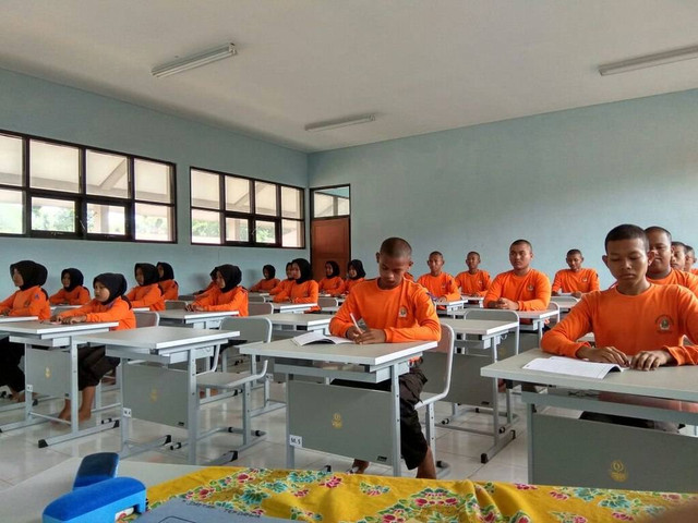 Kegiatan belajar mengajar di SMK Negeri 2 Cipunagara. Sumber: Dadi Ernawan.