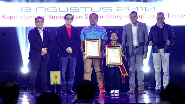 Farel (ketiga dari kanan) dinobatkan jadi Duta Kekayaan Intelektual Pelajar, dan Abah Lala dapat apresiasi Menkumham Yasonna Laoly. Foto: Dok. Kemenkumham
