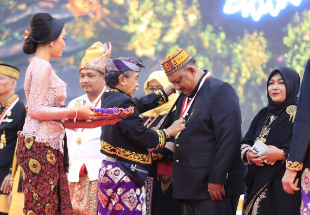 Ida Dalem Semaraputra, raja dari Puri Agung Klungkung, Bali saat menyambut peserta festival - Ist