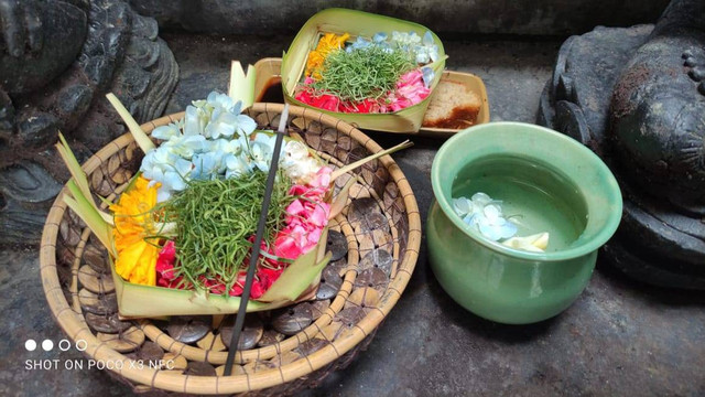 Canang sebagai Sarana Upacara Persembahyangan Umat Hindu di Bali (Foto : dokumen pribadi)