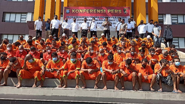 Para pelaku judi berjejer di Mapolda Riau (Defri Candra/Selasar Riau)