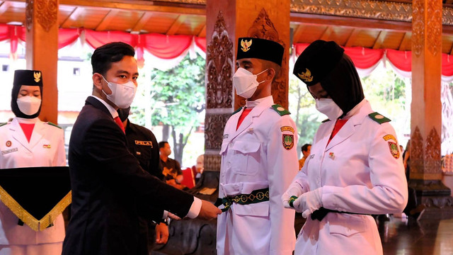 Wali Kota Solo, Gibran Rakabuming Raka, mengukuhkan anggota Paskibra di Balai Kota Solo, Selasa (16/08/2022). FOTO: Dok Humas Pemkot Solo