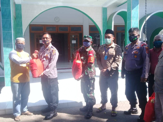 Sumber : Koleksi Photo Pribadi di Kegiatan Pembagian sembako bagi penduduk miskin di sebuah Masjid, Majalengka, 2021