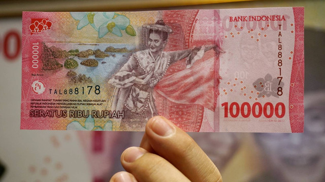 Ilustrasi uang 100 ribu. Foto: Iqbal Firdaus/kumparan