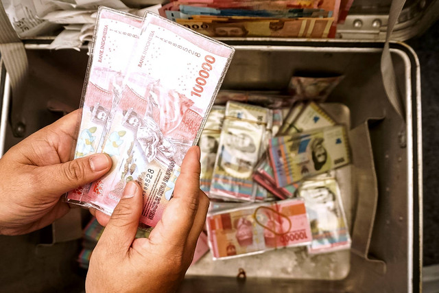 Penukaran uang rupiah emisi 2022 di Halaman GOR Indoor Basket Senayan, Jakarta pada Jumat, (19/8/2022). Foto: Iqbal Firdaus/kumparan