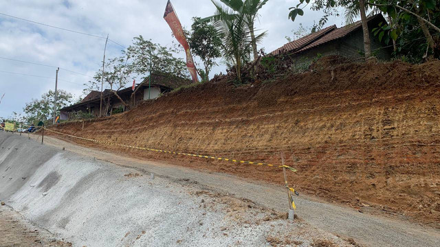 Pembangunan Jalan Tawang-Ngalang di Gunungkidul. Foto: Eva Mintarsih/ Tugu Jogja