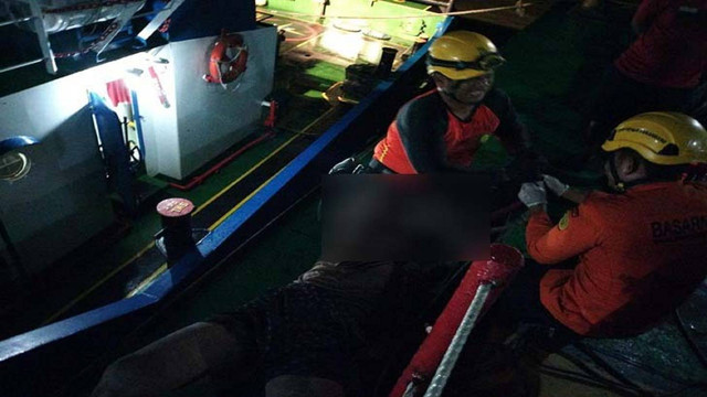 Evakuasi kru Kapal Tongkang Royal Palma XVIII yang tewas di Perairan Tembilahan, Kabupaten Indragiri Hilir, Riau