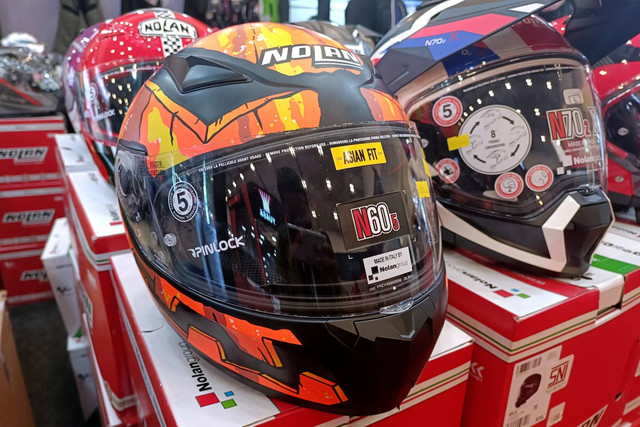 Helm Nolan N605 di booth Deride Store GIIAS 2022. Foto: Rizki Fajar Novanto/kumparan
