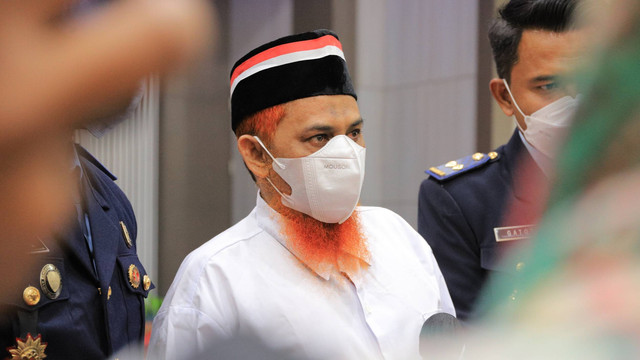 Narapidana kasus terorisme (Napiter) Umar Patek mendapat remisi umum HUT RI ke-77, Rabu (17/8/2022). Foto: Humas Kanwil Kemenkumham Jatim