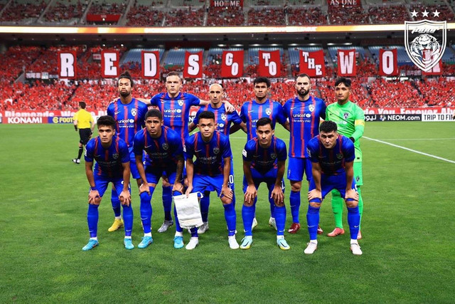 Jordi Amat melakoni debutnya untuk Klub Malaysia, Johor Darul Ta'zim (JDT), saat melawan klub Jepang, Urawa Red Diamonds, dalam babak 16 besar Liga Champions Asia 2022/23 di Saitama Stadium, Jumat (19/8/2022). Foto: Twitter/OfficialJohor