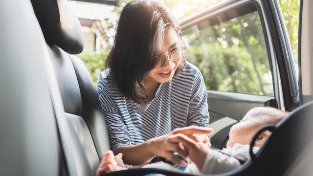 Ilustrasi Ibu dan bayi bepergian dengan mobil. Foto: eggeegg/Shutterstock