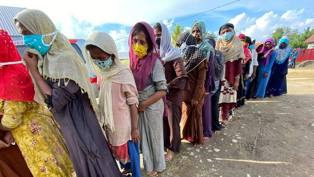 Pengungsi Rohingya antre untuk mendapatkan pelayanan kesehatan di kamp penampungan, BLK Kandang, Lhokseumawe. Foto: Zikri M untuk acehkini 