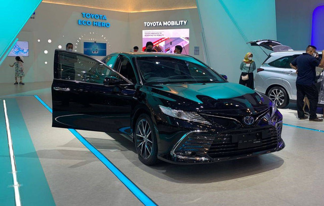 Toyota Camry Hybrid di GIIAS 2022 Foto: Gesit Prayogi/kumparan