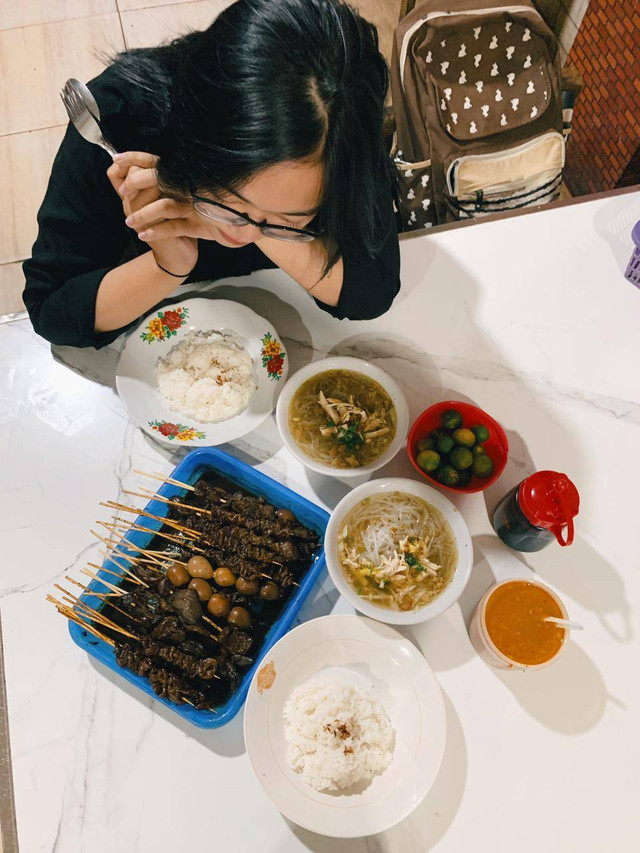 Pengunjung menikmati sajian Soto Solo Berseri Pontianak. Foto: Siti Annisa Aini/Hi!Pontianak