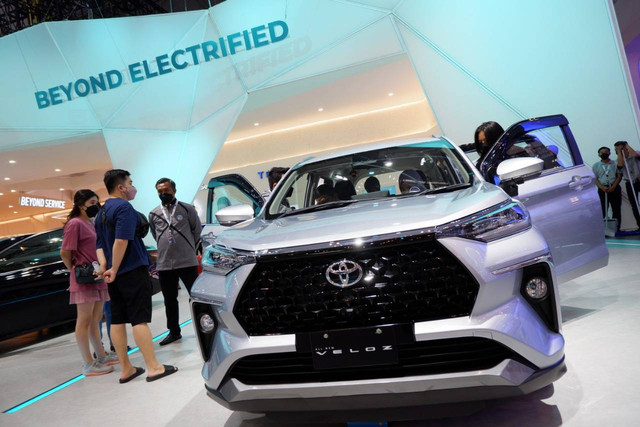 Veloz 'nyasar' di arena elektrifikasi booth Toyota di GIIAS 2022. Foto: Aditya Pratama Niagara/kumparan