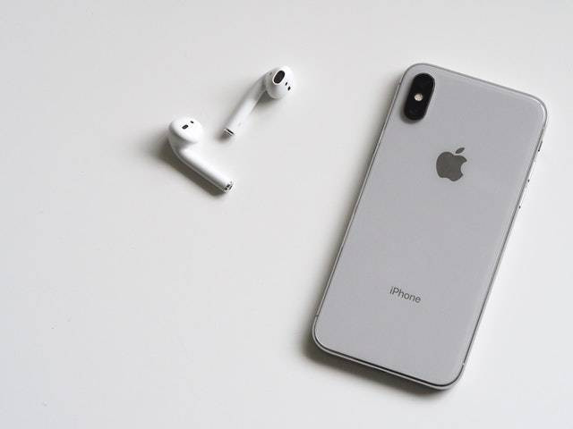 Ilustrasi melihat iOS di iPhone. Foto: pexels.com/jessbaileydesign/