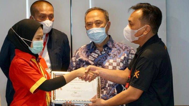 Amelia (kiri), Pegawai Alfamart yang kena intimidasi UU ITE Naik jabatan. Foto: Dok. Istimewa