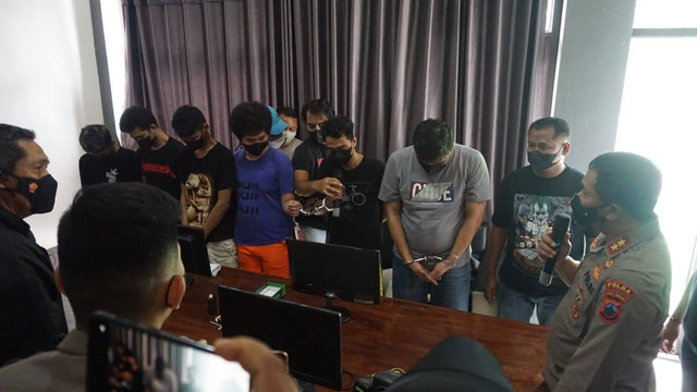 Kapolda Jawa Tengah Irjen Pol Ahmad Luthfi saat meninjau tempat operasi judi online skala internasional di Kabupaten Purbalingga. Foto: Polda Jateng