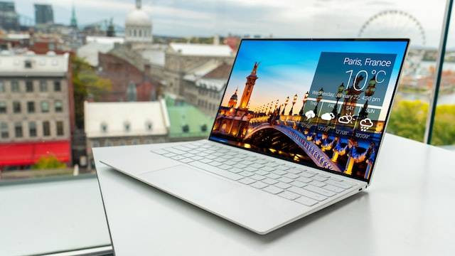 Ilustrasi cara cek spek laptop dengan mudah dan cepat, sumber foto Dell on Unsplash