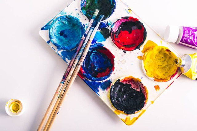 Ilustrasi Nama Alat Bantu untuk Mewarnai Patung. Foto: dok. Steve Johnson (Unsplash.com)