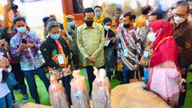 Gubernur DIY, Sri Sultan Hamengku Buwono X (Sultan HB X) saat melihat meja pemberian pengusaha mebel asal Solo. Foto: Erfanto/Tugu Jogja