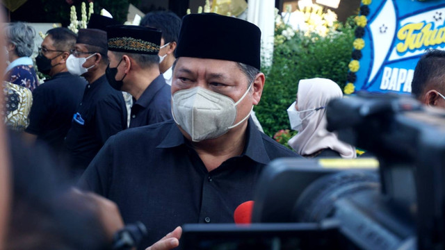 Menko Perekonomian Airlangga Hartarto usai melayat ke rumah duka Hermanto Dardak di Duren Sawit, Jakarta Timur, Sabtu (20/8/2022). Foto: Iqbal Firdaus/kumparan