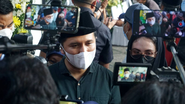 Wakil Gubernur Jawa Timur Emil Dardak dan istrinya, Arumi Bachsin, di rumah duka Hermanto Dardak di Duren Sawit, Jakarta Timur, Sabtu (20/8/2022). Foto: Iqbal Firdaus/kumparan