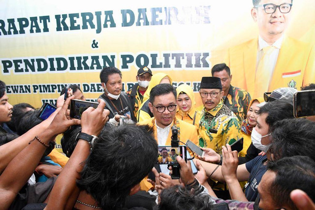 Ketua DPD Partai Golkar Jabar Ace Hasan Syadzily atau dikenal Kang Ace mengajak kader partai untuk merebut kembali suara di Indramayu. (Bakrudin)