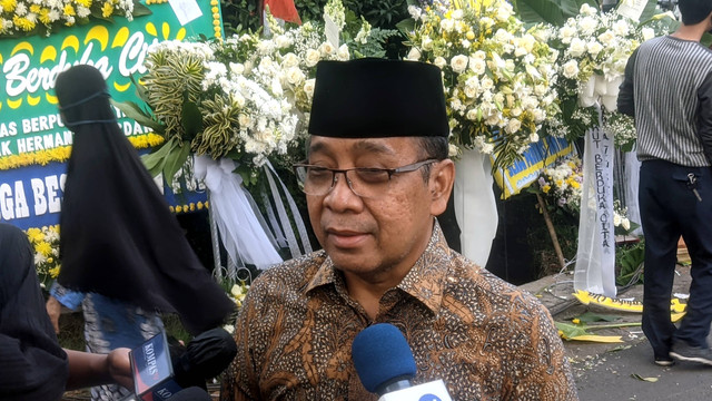 Mensesneg Pratikno di rumah duka Hermanto Dardak, di Kawasan Duren Sawit, Jakarta, Sabtu (20/8/2022). Foto: Jonathan Devin/kumparan