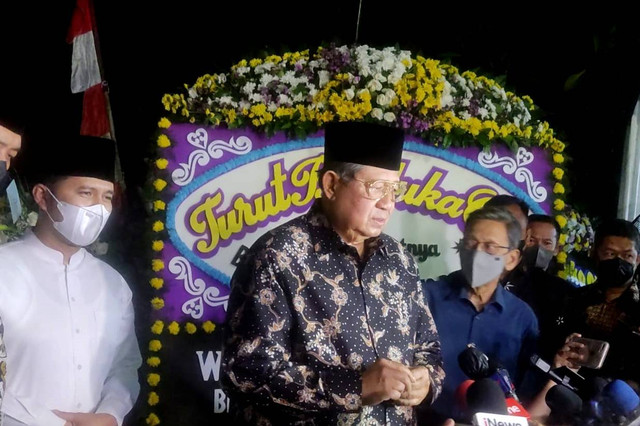 Susilo Bambang Yudhoyono (SBY) di rumah duka Hermanto Dardak di Duren Sawit, Jakarta Timur, Sabtu (20/8/2022). Foto: Jonathan Devin/kumparan
