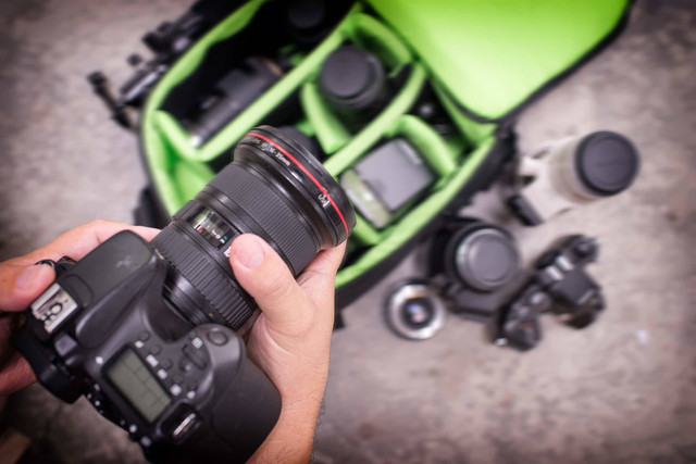 Ilustrasi merapikan peralatan kamera. Foto: Shutterstock