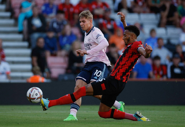 Emile Smith Rowe dari Arsenal beraksi dengan Lloyd Kelly dari AFC Bournemouth dalam pertandingan Liga Premier AFC Bournemouth melawan Arsenal di Stadion Vitalitas, Bournemouth, Inggris, 20 Agustus 2022. Foto: Action Images via Reuters/John Sibley 