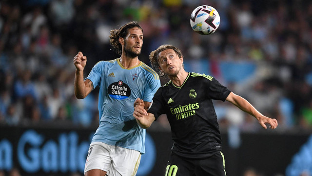 Pemain depan Celta Vigo Goncalo Pciencia (kiri) bersaing dengan gelandang Real Madrid Luka Modric selama pertandingan sepak bola Liga Spanyol antara RC Celta de Vigo dan Real Madrid CF di stadion Balaidos di Vigo pada 20 Agustus 2022. Foto: Miguel Riopa/AFP