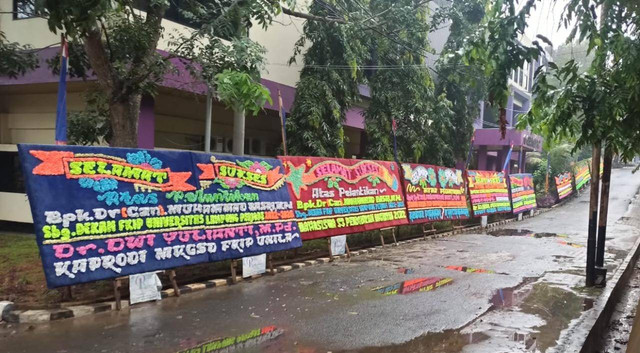 Papan bunga ucapan pelantikan Dekan FKIP Unila terpilih. | Foto: Bella Sardio /Lampung Geh