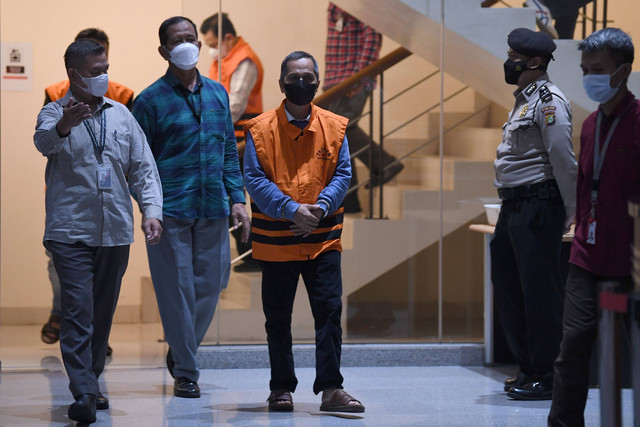 Petugas KPK membawa Rektor Universitas Lampung (Unila) Karomani (tengah) selaku tersangka untuk dihadirkan dalam konferensi pers hasil kegiatan tangkap tangan di Gedung Merah Putih KPK, Jakarta, Minggu (21/8/2022). Foto: Sigid Kurniawan/Antara Foto