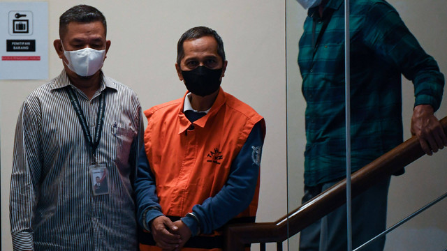 Petugas KPK membawa Rektor Universitas Lampung (Unila) Karomani (kedua kiri) selaku tersangka untuk dihadirkan dalam konferensi pers hasil kegiatan tangkap tangan di Gedung Merah Putih KPK, Jakarta, Minggu (21/8/2022). Foto: Sigid Kurniawan/Antara Foto