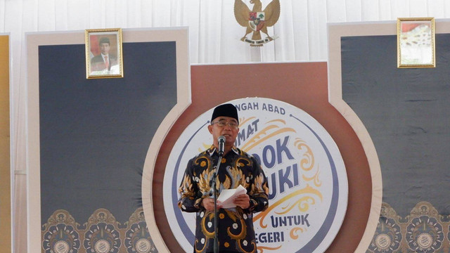 Menteri Koordinator Pembangunan Manusia dan Kebudayaan (Menko PMK) Muhadjir Effendy menghadiri silaturahmi akbar dalam acara puncak Setengah Abad Khidmat Pondok Ngruki untuk Negeri di Sukoharjo, Jawa Tengah, Minggu (21/8/2022). Foto: Arfiansyah Panji Purnandaru/kumparan