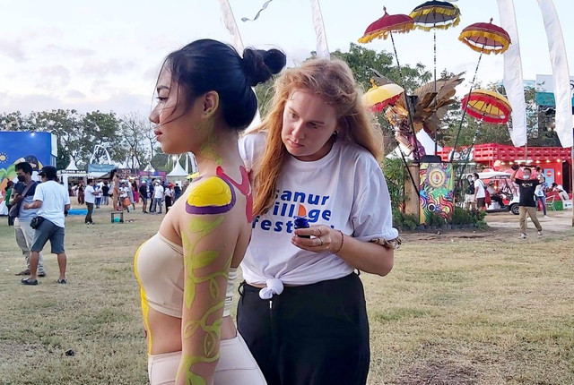 Seniman Rusia ikut menyemarakkan ajang body painting di Sanur Village Festival - IST