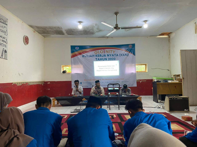 Penyampaian materi oleh Sahuddin kepada para peserta Sosialisasi Pencegahan Pernikahan Usia Dini (Sumber: Tim KKN Glovnity 050)