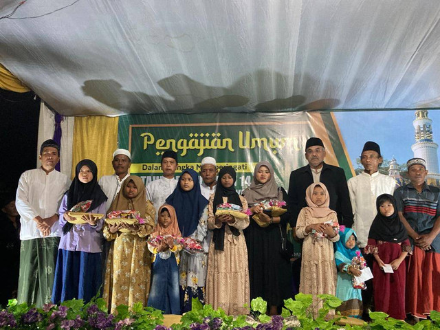 Foto Penyaluran Santunan Anak Yatim dan Dhuafa Sumber : Arsip Tim PDD KKN Desa Sumberdanti