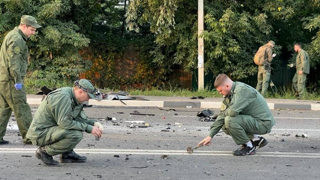Penyelidik memeriksa lokasi dugaan serangan bom mobil yang menewaskan Darya Dugina, putri ideolog ultra-nasionalis Rusia Alexander Dugin, di wilayah Moskow, Rusia, Minggu (21/8/2022). Foto: Investigative Committee of Russia/Reuters